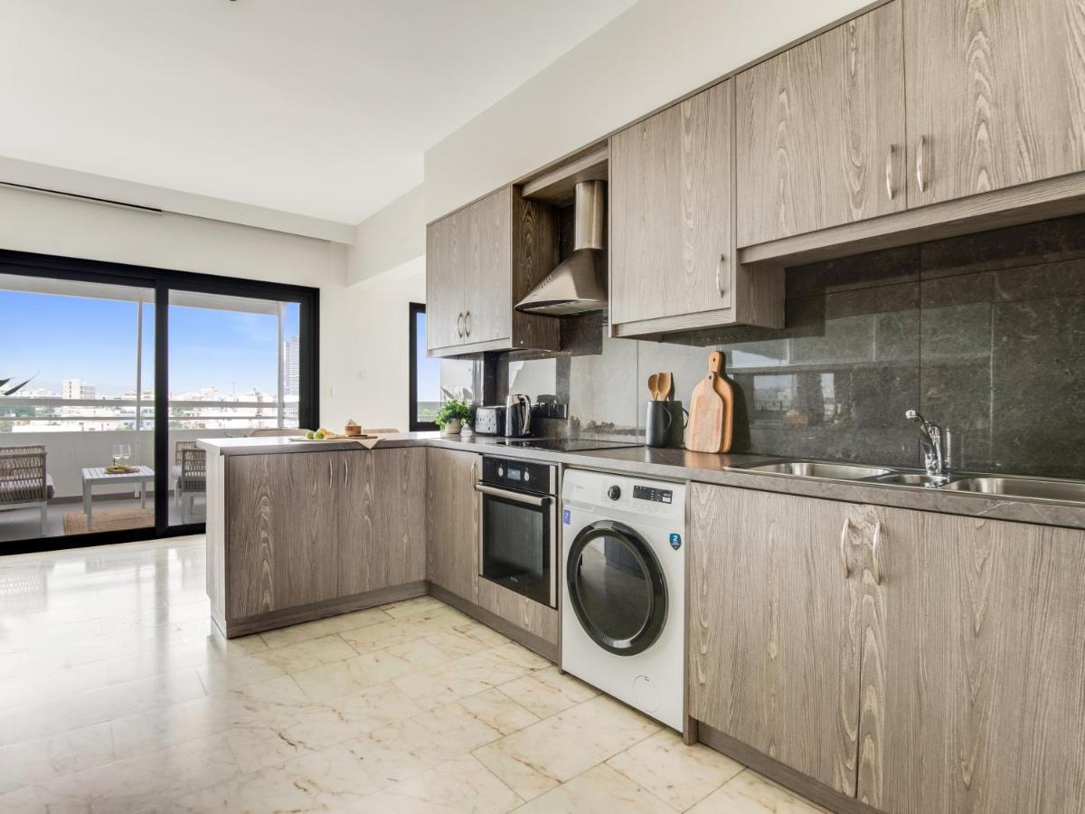 Sanders Coral Court Penthouse - Cute 3-Bedroom Apartment With Balcony Limassol Bagian luar foto